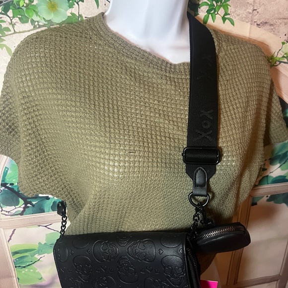 Betsey Johnson Black Embossed Skulls Crossbody Bag XOLANDON Web Strap NWT - Picture 5 of 9